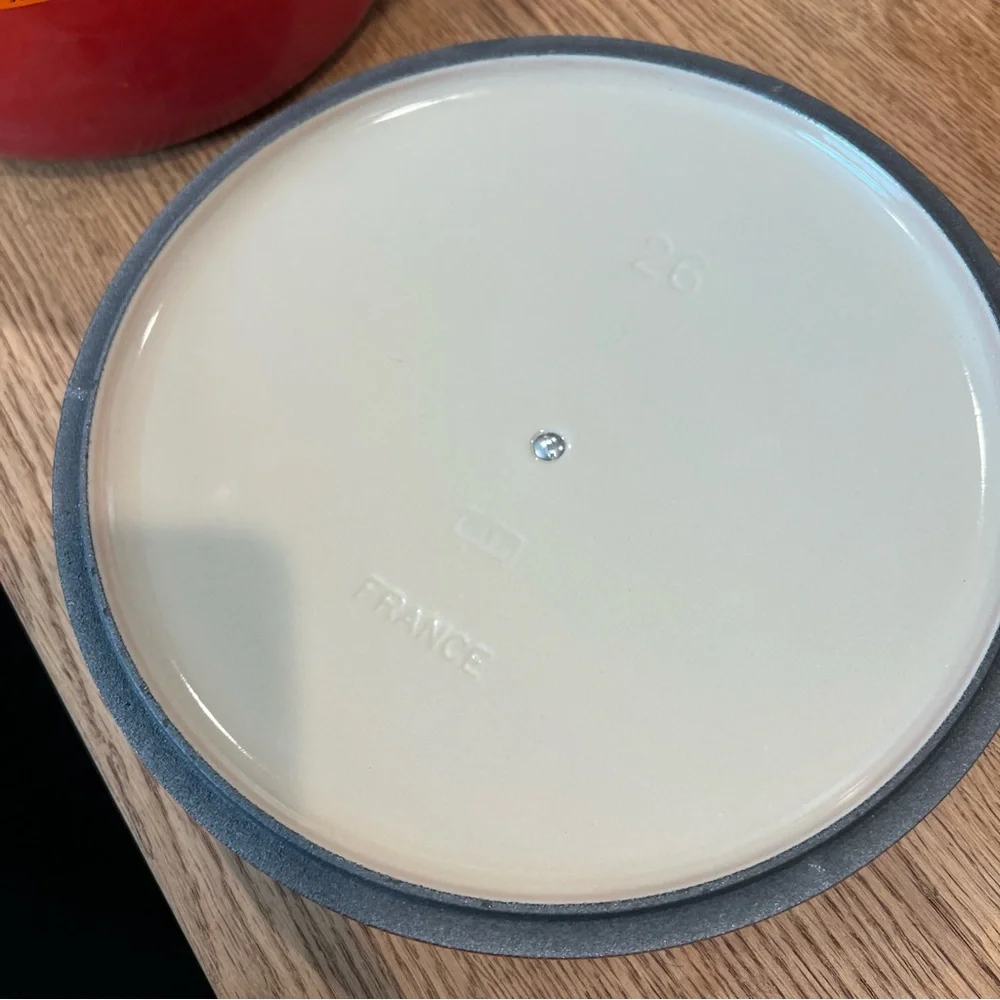 NEW LE CREUSET 5.5 QT Signature Round Dutch Oven Cast Iron Casserole Red